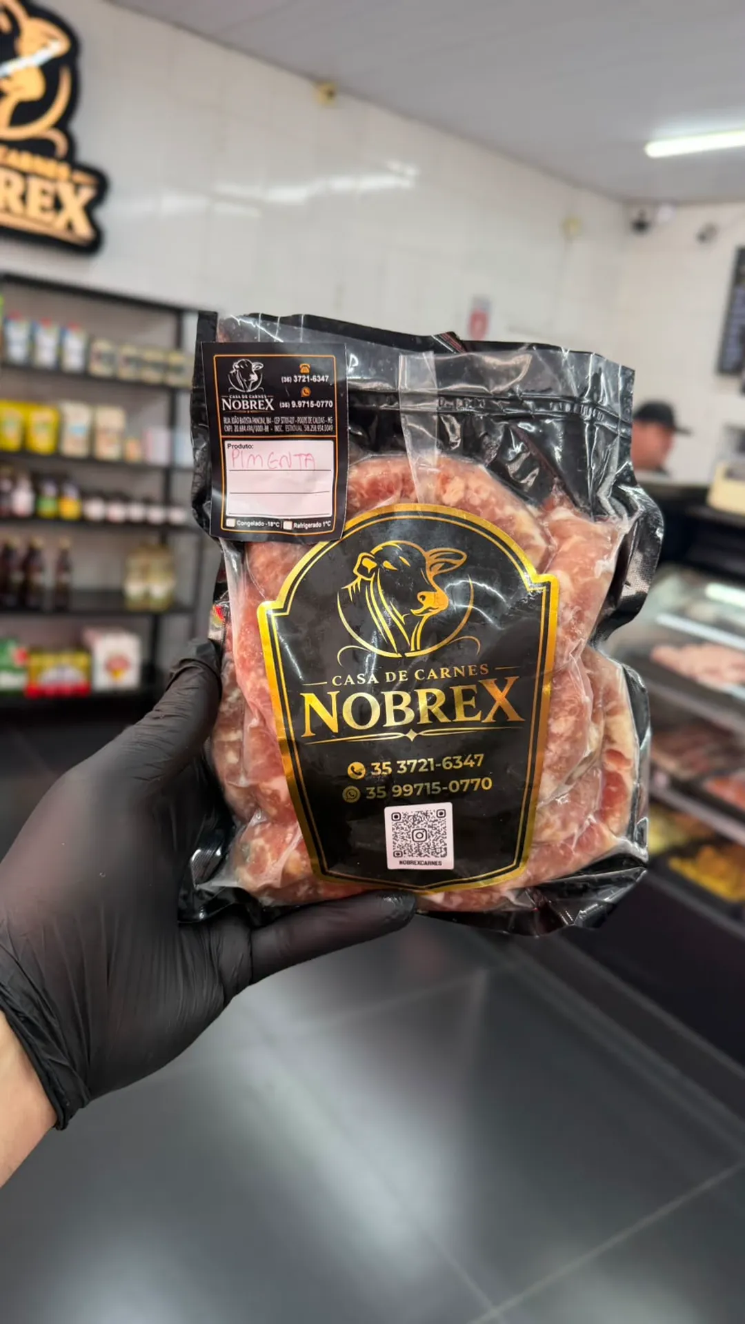 Embalagem laminada personalizada com a logo dourada da Casa de Carnes Nobrex, com linguiça temperada dentro