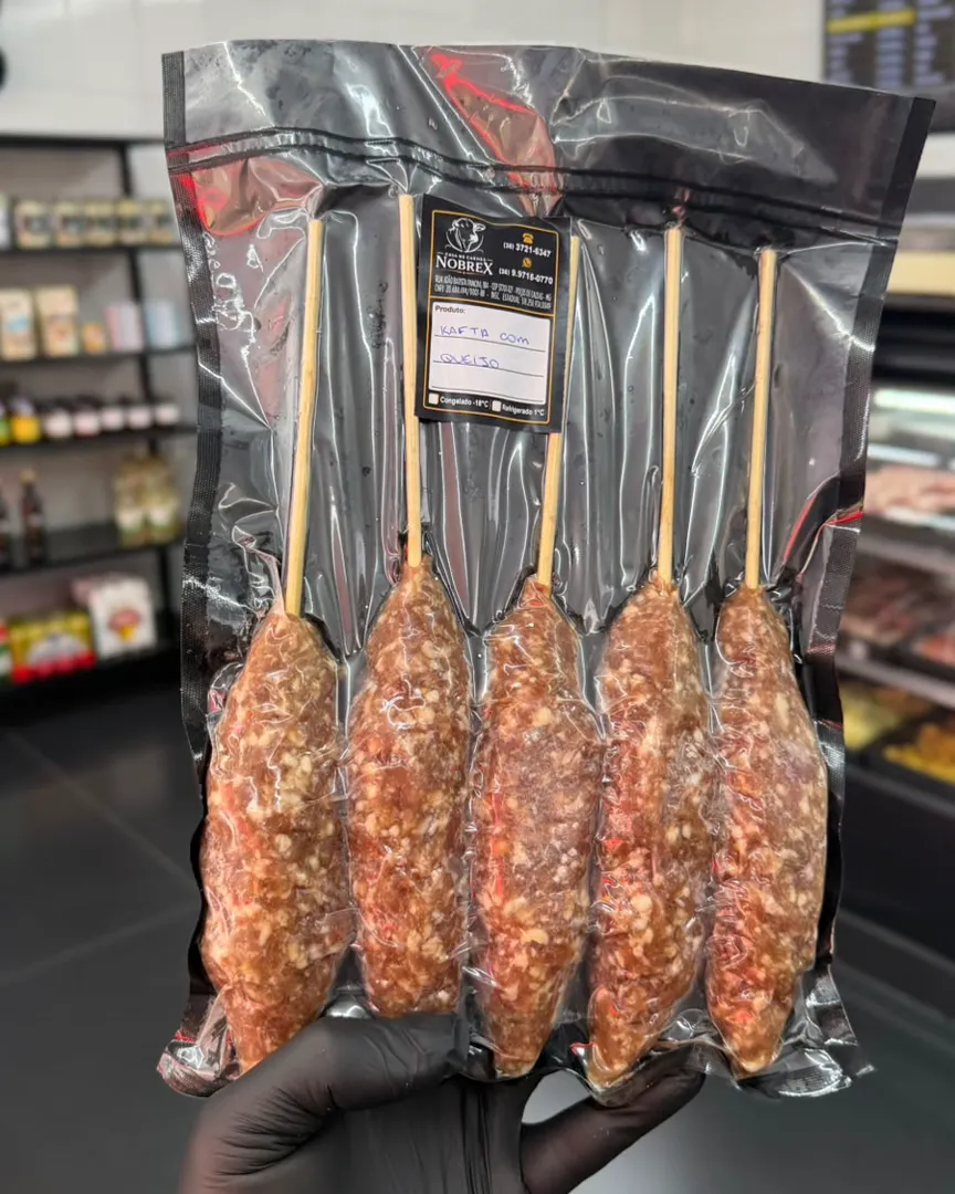 Espetinhos de kafta embalados a vácuo em embalagem personalizada com campo para identificar o produto