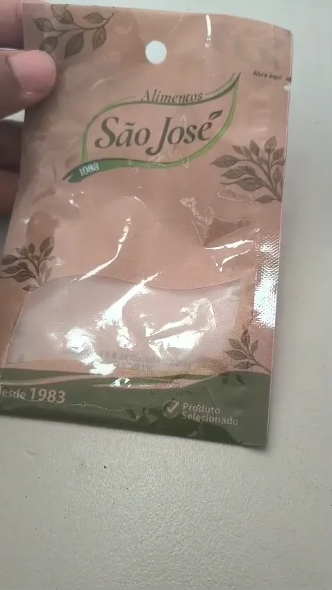 Embalagem pouch personalizada da Alimentos São José, com arte colorida, janela transparente e furo para pendurar