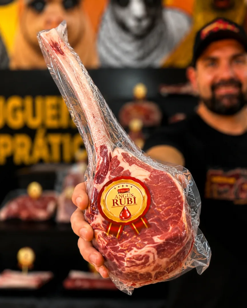 Tomahawk embalado em filme termoencolhível, com o filme vestindo o osso e a carne, com brilho e transparência